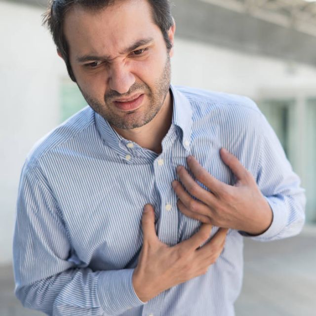 他们看起来都非常健康，却在足球场上跑死、办公室里累死……