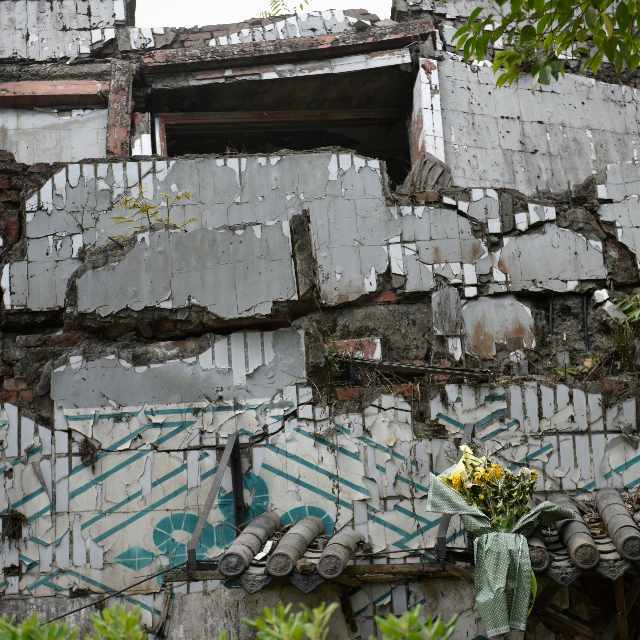 汶川十年 · 踏过废墟的人