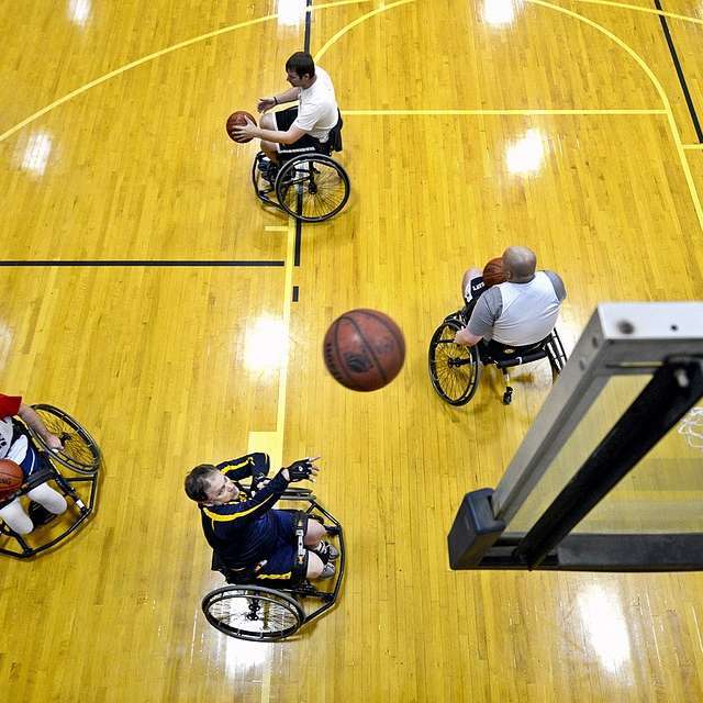 轮椅和篮球
