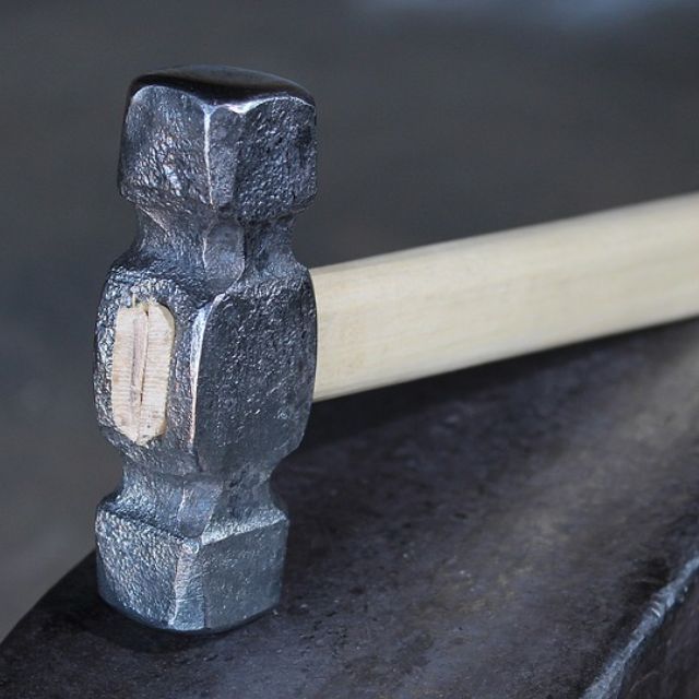 如何看待锤子科技 CEO 罗永浩被限制高消费？