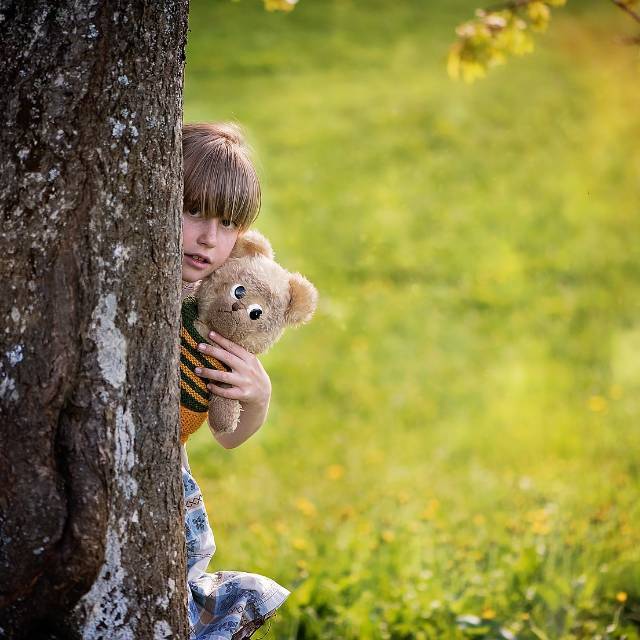 想让孩子分享，但孩子直接把玩具藏起来了，该怎么办？
