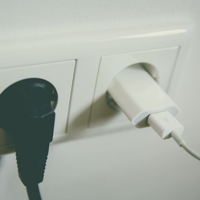 手机、电脑等电子设备的充电器留在插座上会不会耗电？