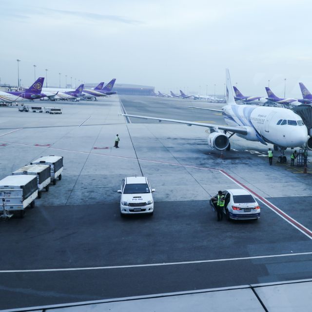 市区人多路又堵，机场为什么还建在这？