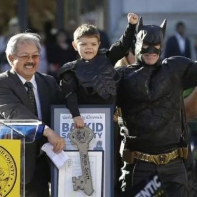 旧金山曾为这个小蝙蝠侠当了一天的哥谭市，如今他克服了白血病