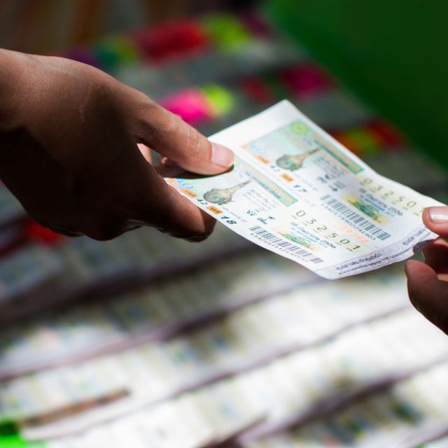 8 块钱和一张彩票，二选一，你要哪个？