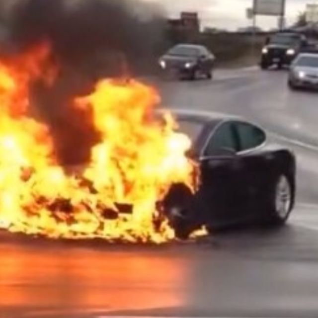 特斯拉会自燃已经见怪不怪，可谁是「幕后黑手」必须搞清楚